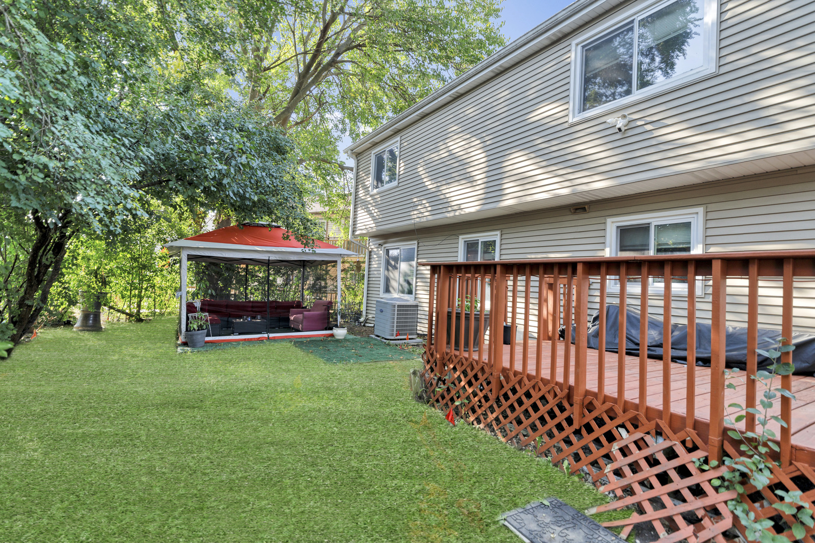 7 Woodmar Court, Streamwood, IL 60107