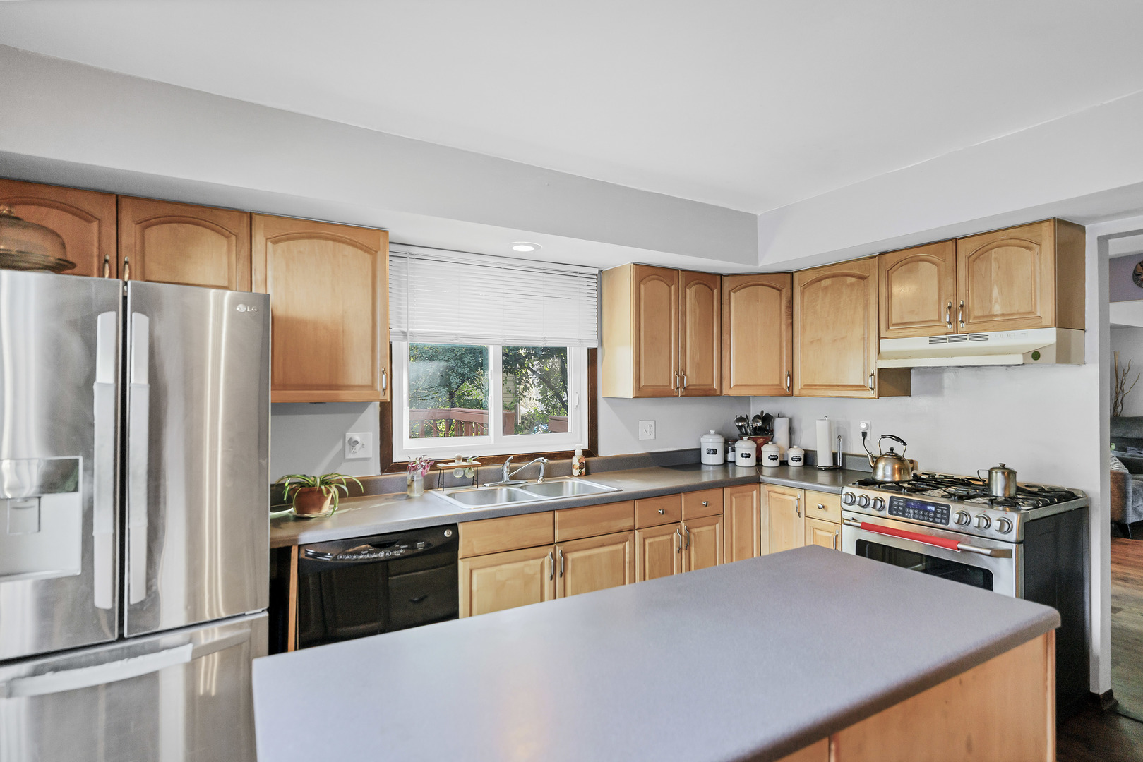 7 Woodmar Court, Streamwood, IL 60107