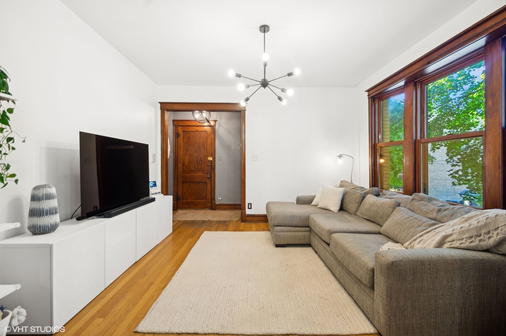2103 W Byron Street #2E, Chicago, IL 60618