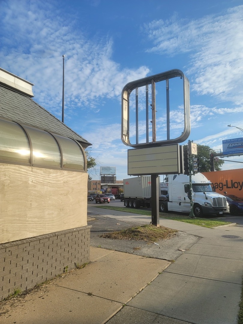 3200 W Columbus Avenue, Chicago, IL 60652