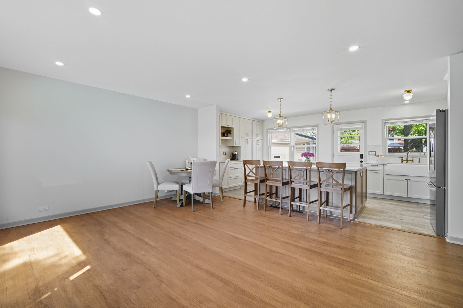 1720 W Robbie Lane, Mount Prospect, IL 60056