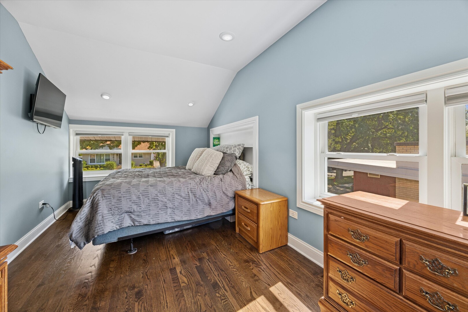 242 N Wilmette Avenue, Westmont, IL 60559