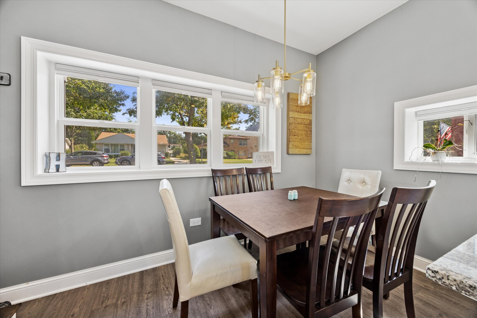 242 N Wilmette Avenue, Westmont, IL 60559