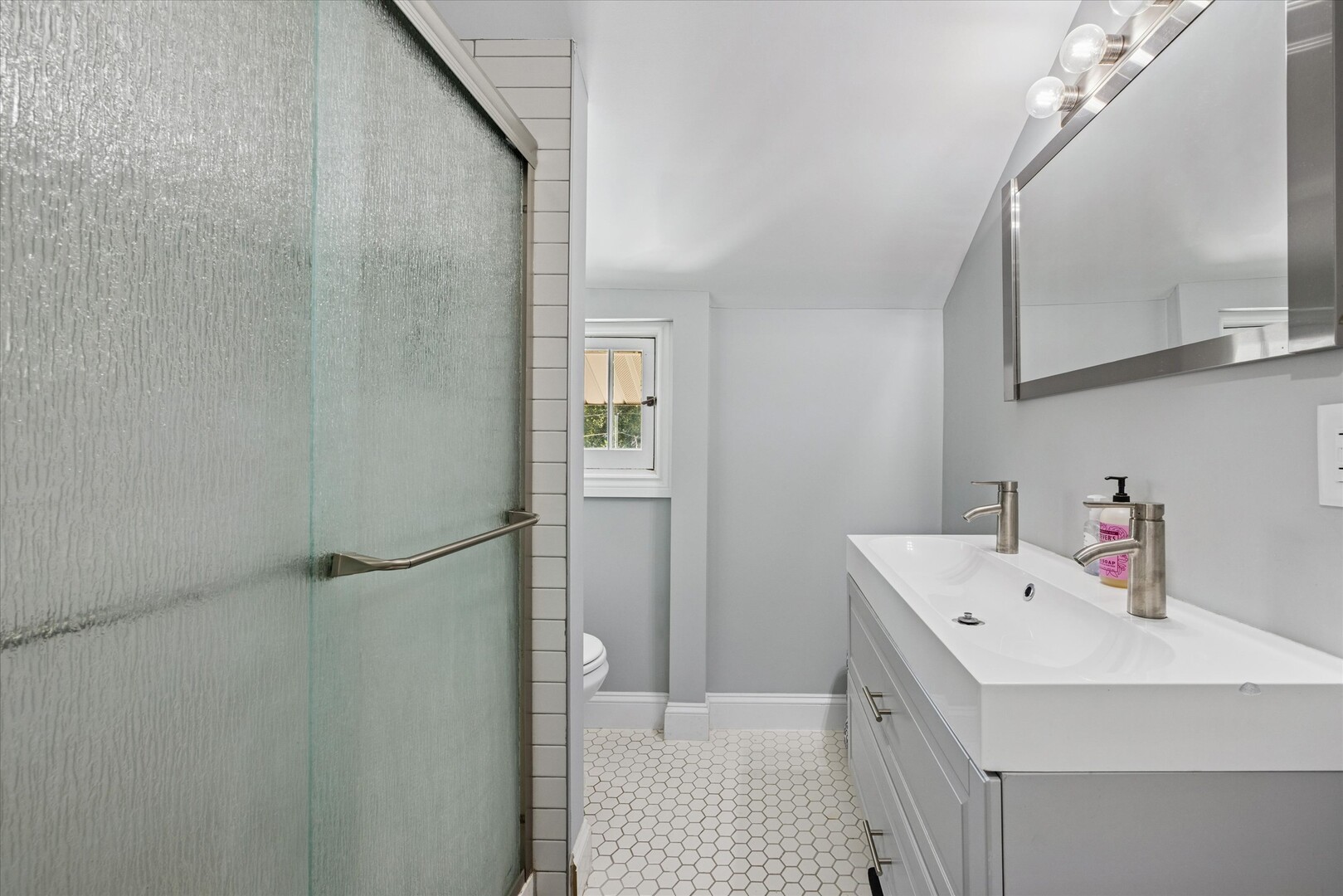 242 N Wilmette Avenue, Westmont, IL 60559