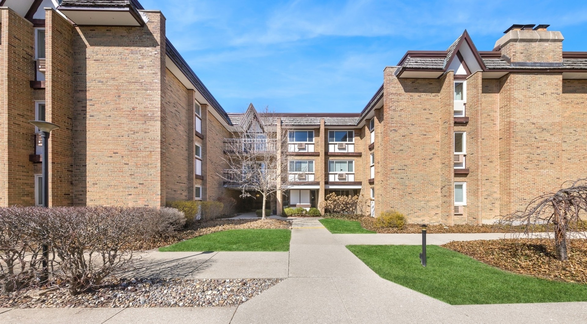 300 Claymoor Road #2E, Hinsdale, IL 60521