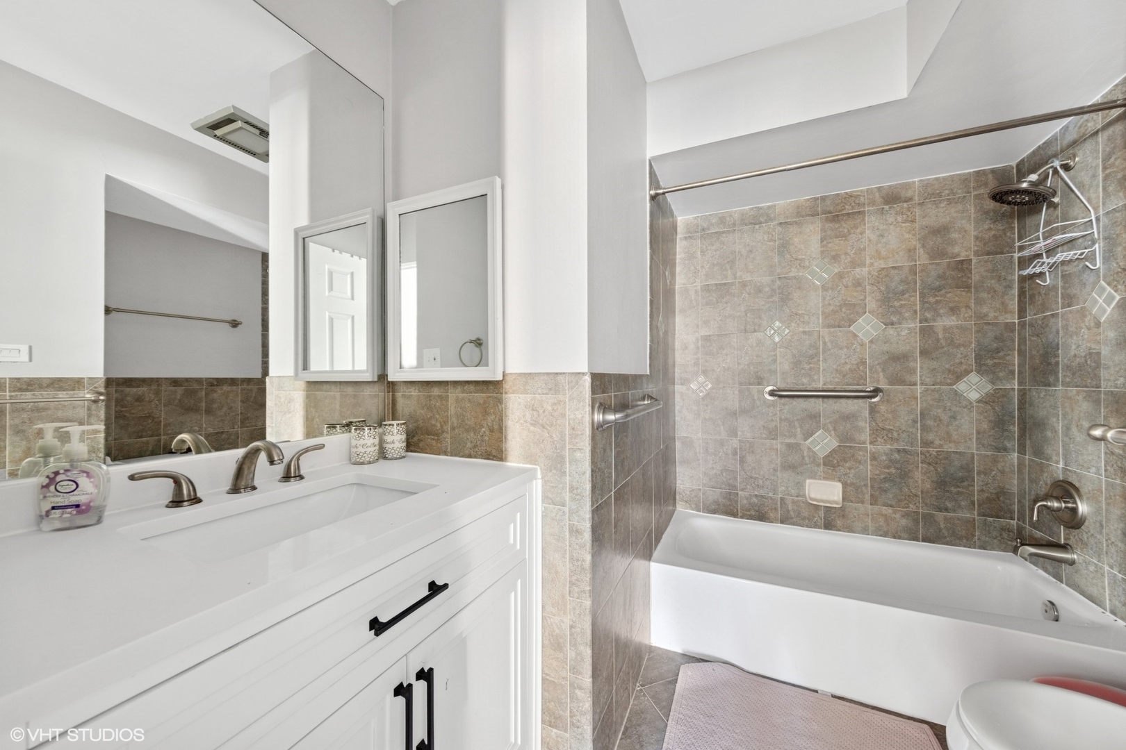 300 Claymoor Road #2E, Hinsdale, IL 60521