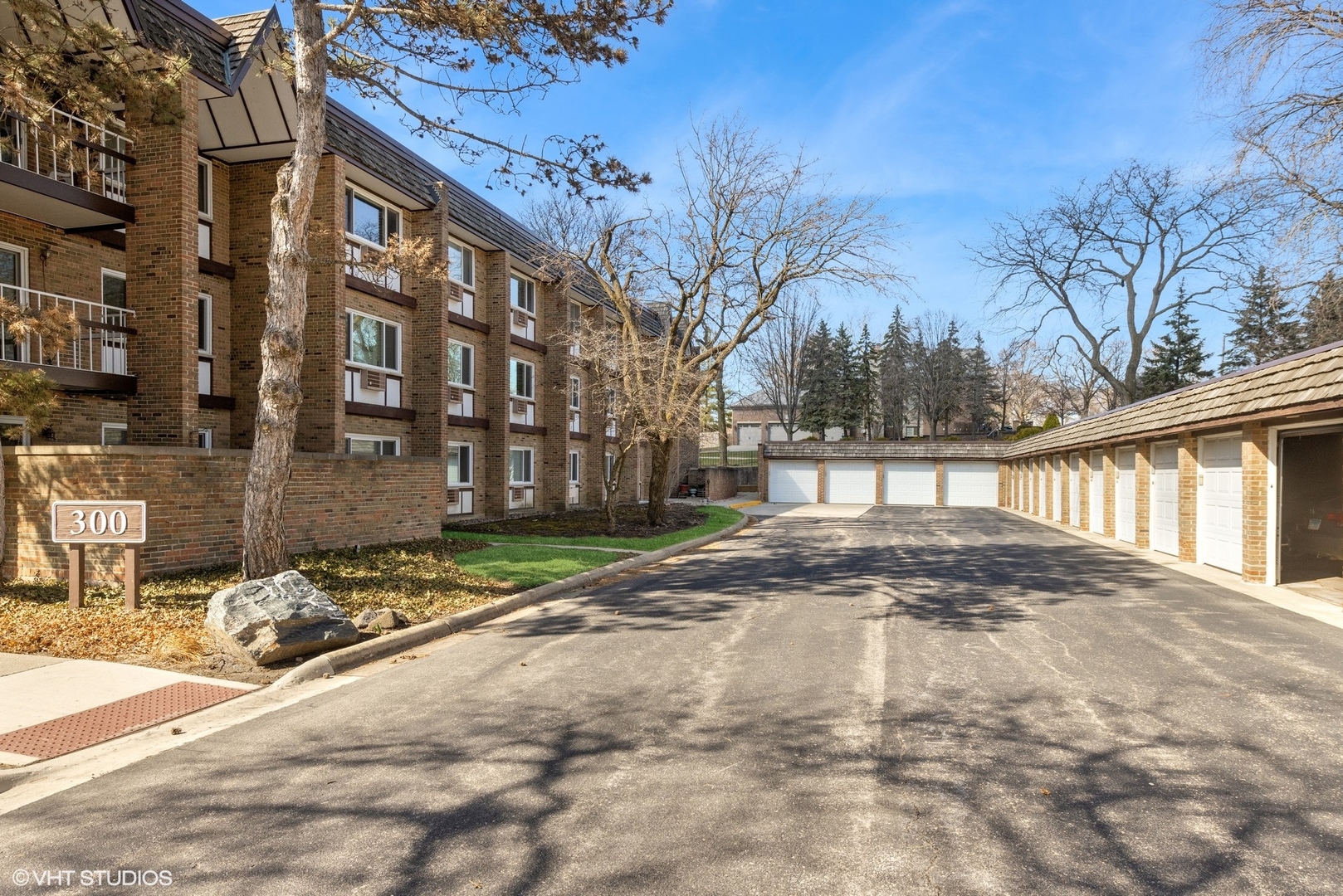 300 Claymoor Road #2E, Hinsdale, IL 60521