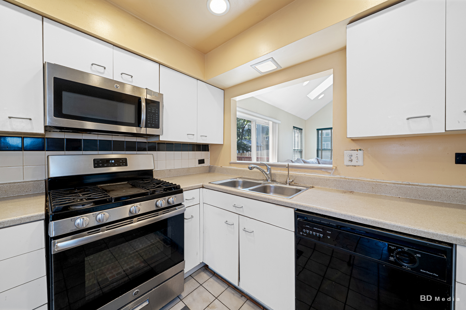 750 HEMLOCK Lane, Carol Stream, IL 60188