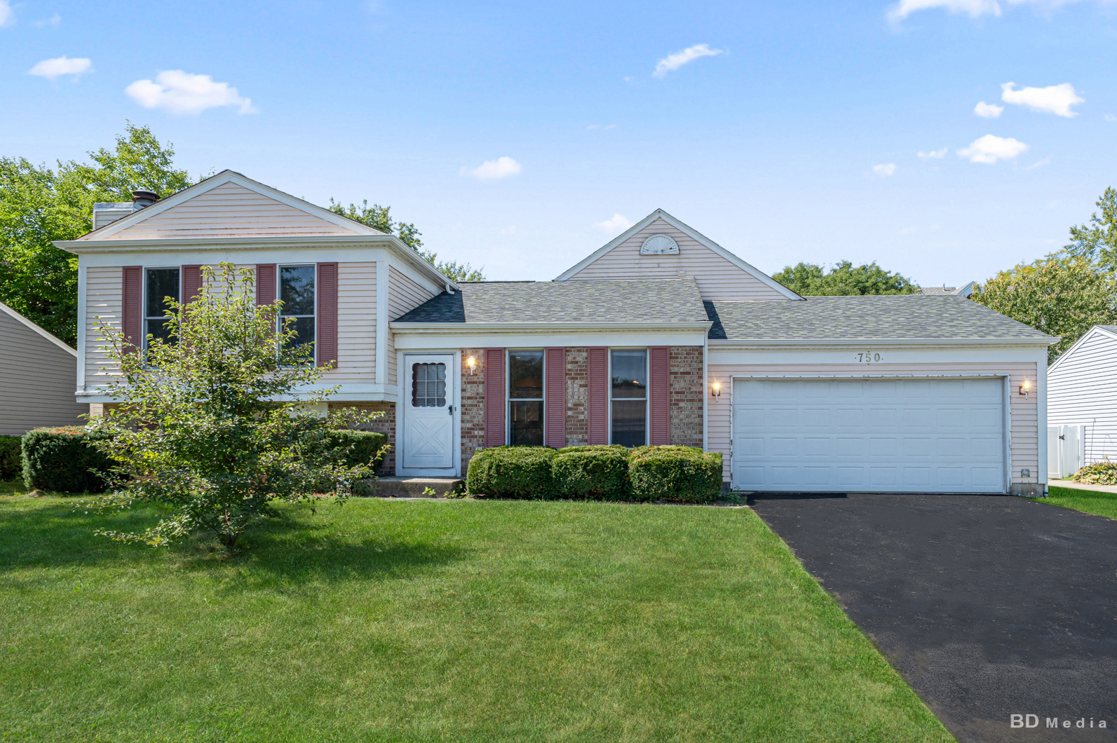 750 HEMLOCK Lane, Carol Stream, IL 60188