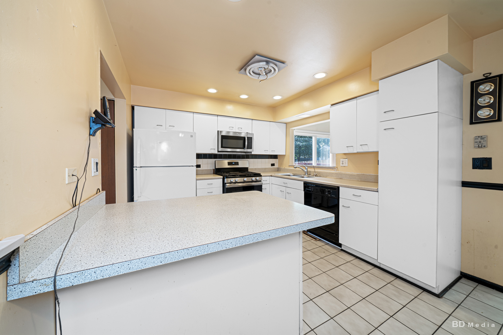 750 HEMLOCK Lane, Carol Stream, IL 60188