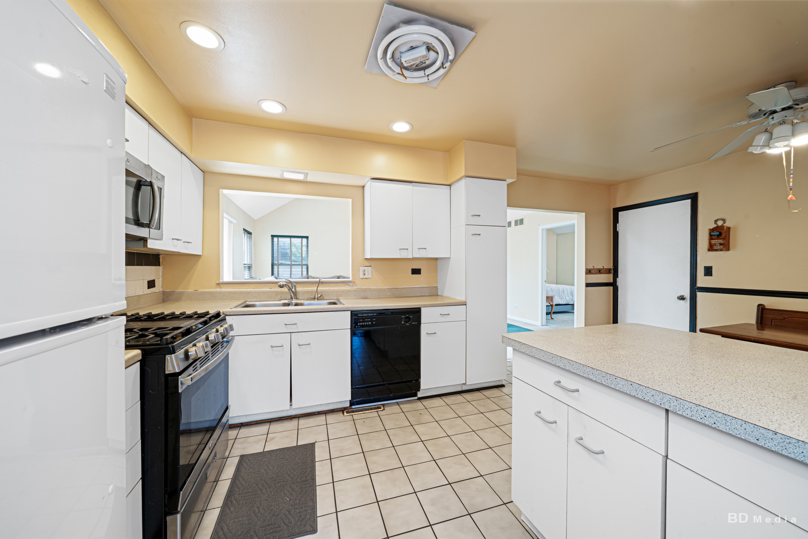 750 HEMLOCK Lane, Carol Stream, IL 60188