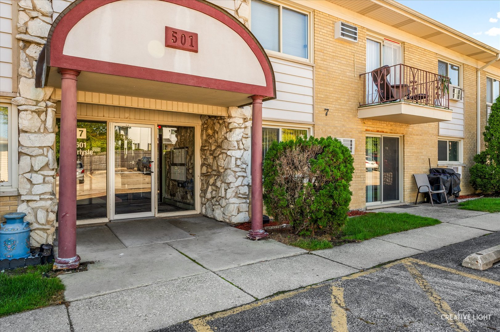 501 Carlysle Drive #9, Clarendon Hills, IL 60514