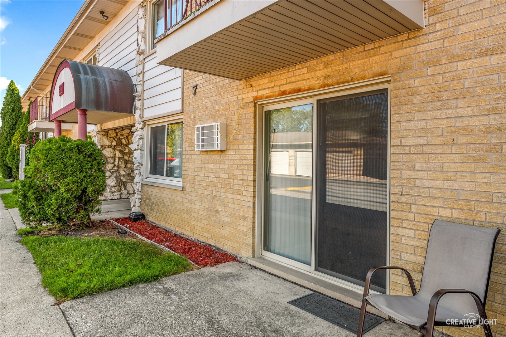 501 Carlysle Drive #9, Clarendon Hills, IL 60514