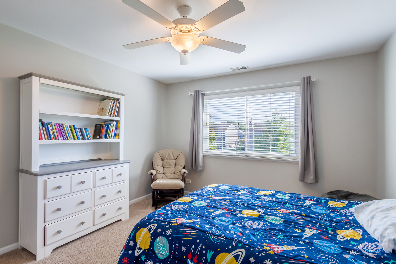 125 Augusta Drive, Gilberts, IL 60136