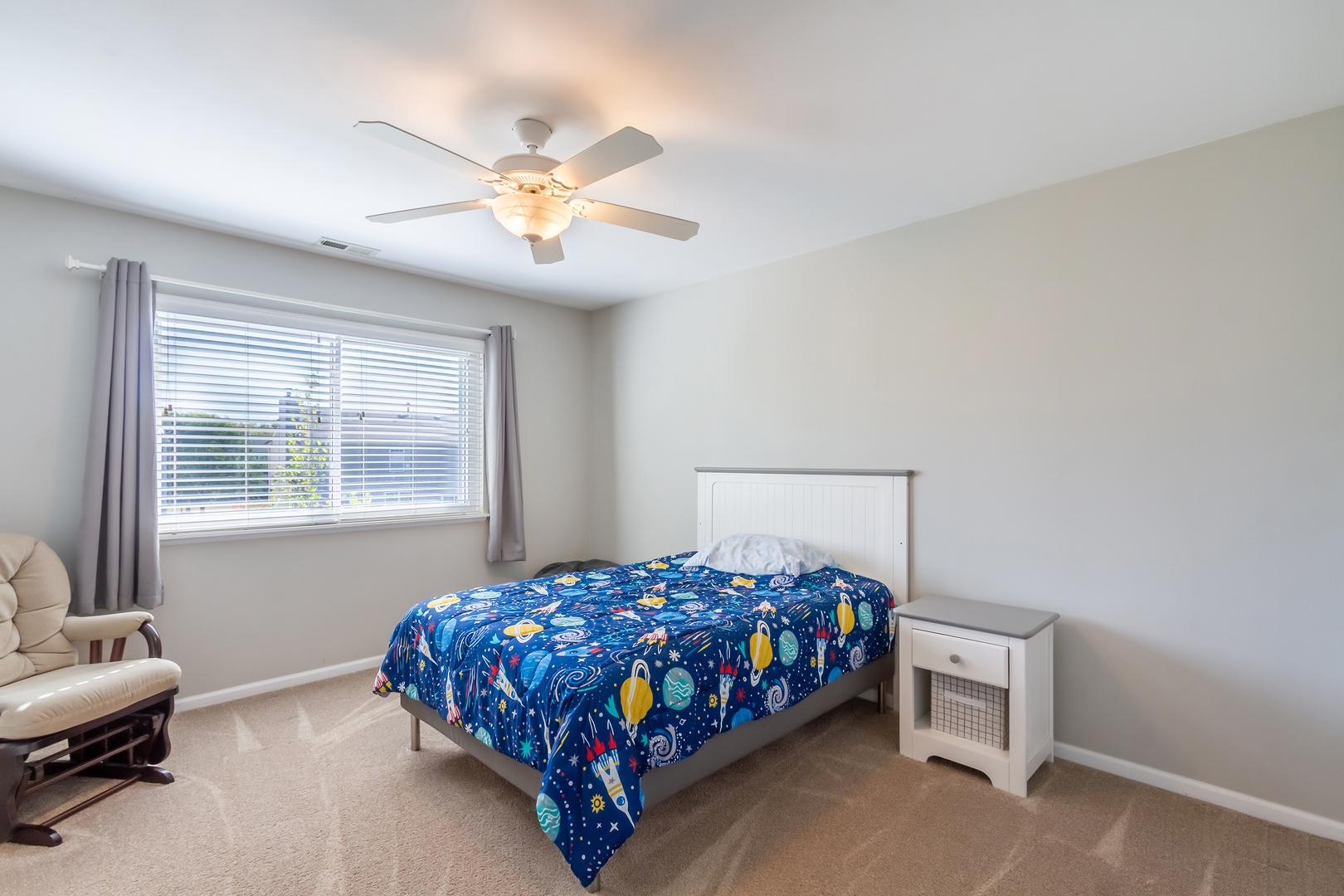 125 Augusta Drive, Gilberts, IL 60136