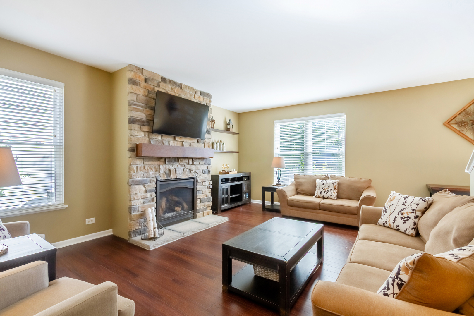 125 Augusta Drive, Gilberts, IL 60136