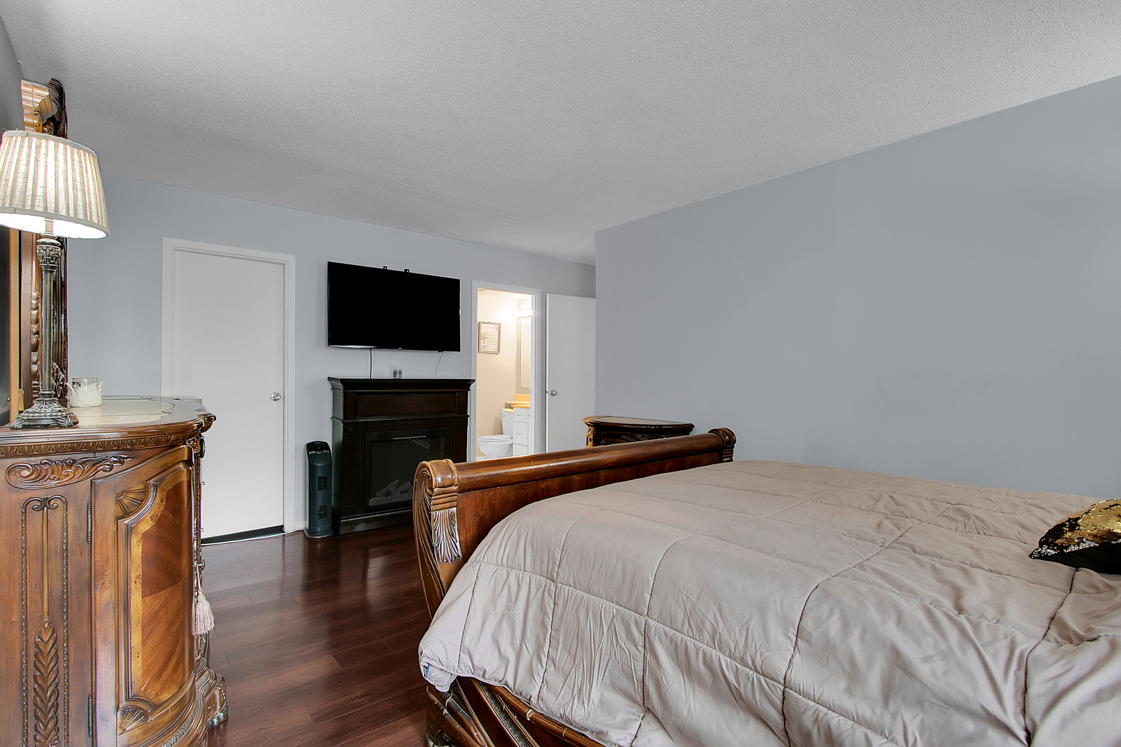 907 S Williams Street #206, Westmont, IL 60559