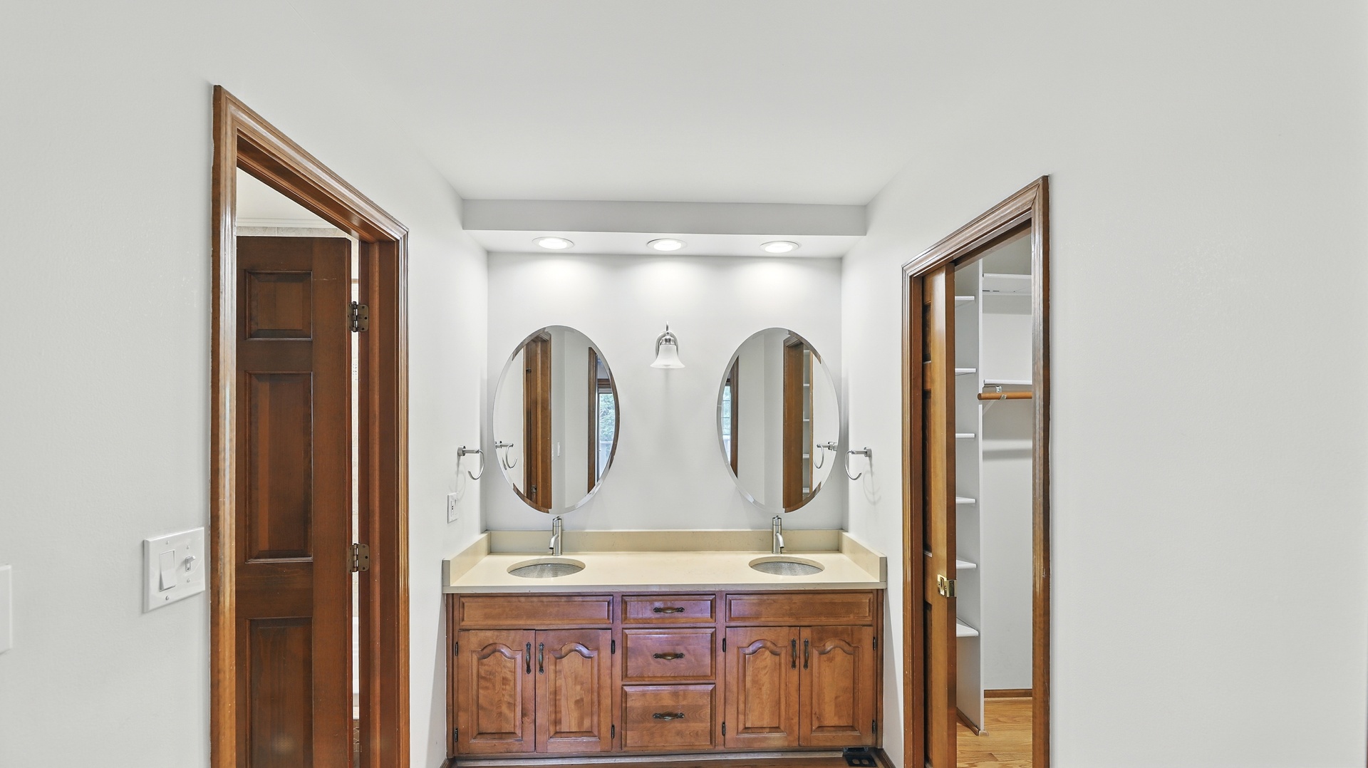 812 Saint Stephens Green, Oak Brook, IL 60523