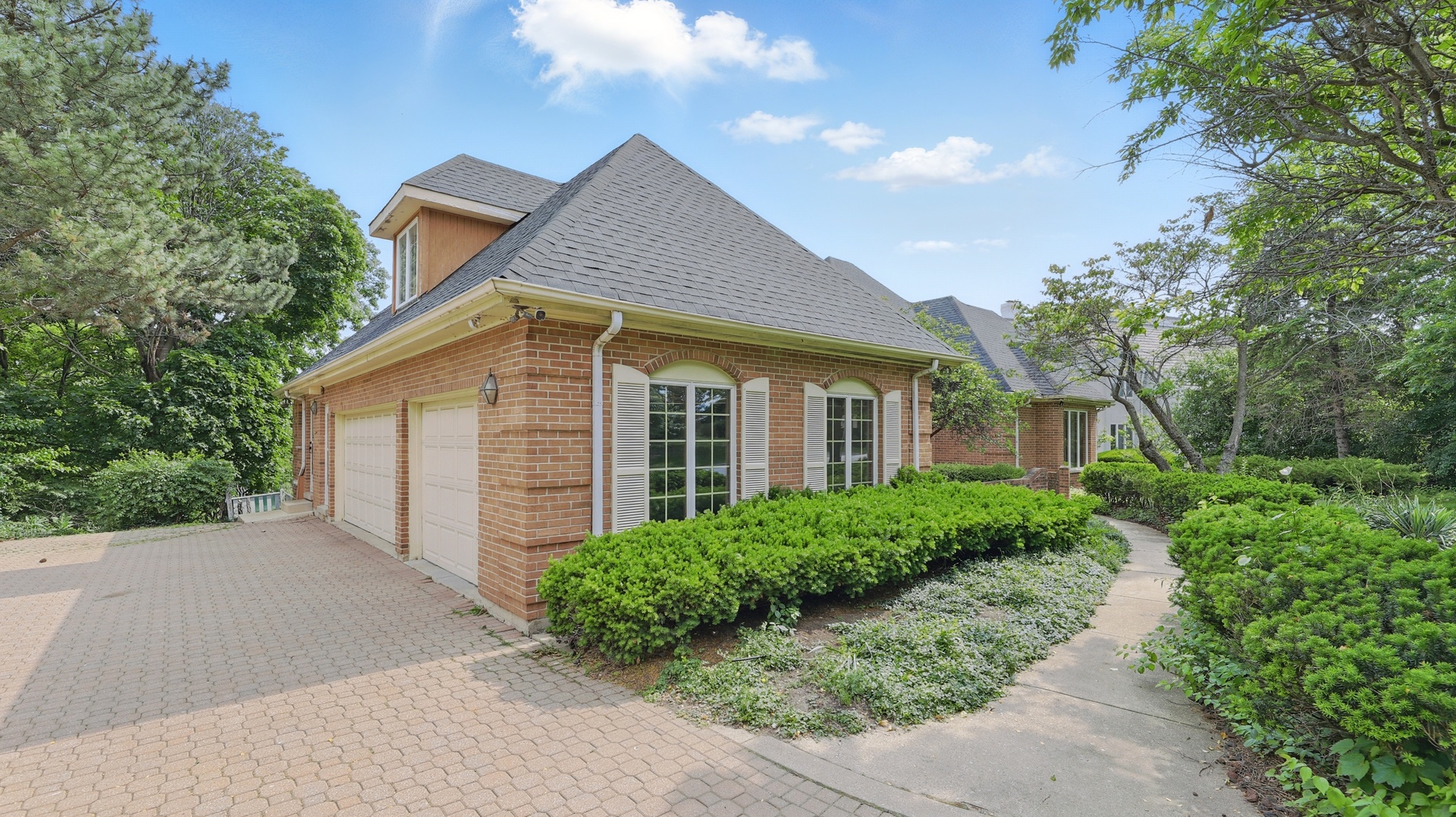 812 Saint Stephens Green, Oak Brook, IL 60523
