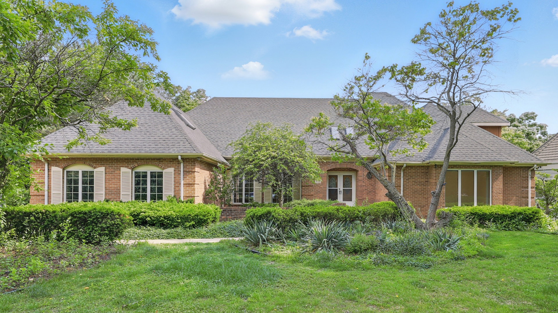 812 Saint Stephens Green, Oak Brook, IL 60523