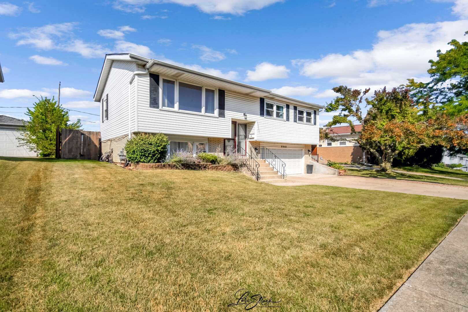 8948 Barberry Lane, Hickory Hills, IL 60457