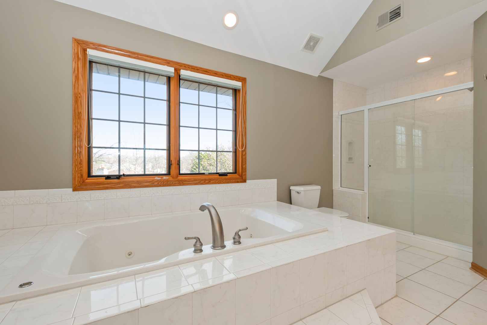 9000 Deerwood Court, Palos Hills, IL 60465