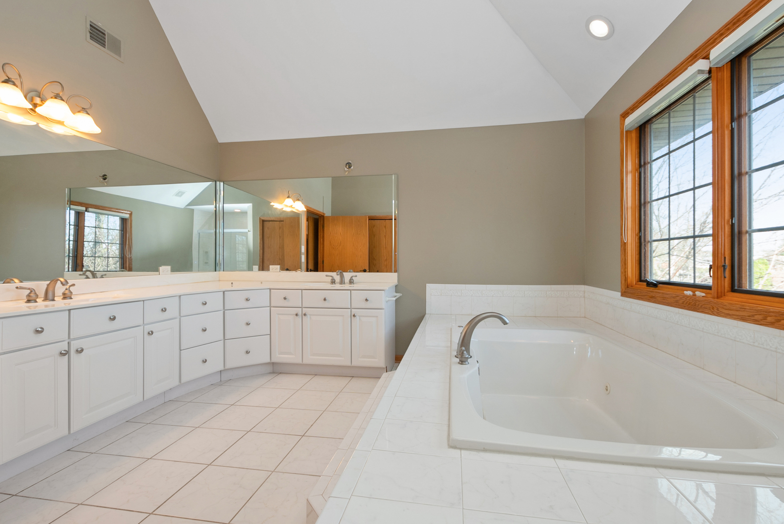 9000 Deerwood Court, Palos Hills, IL 60465