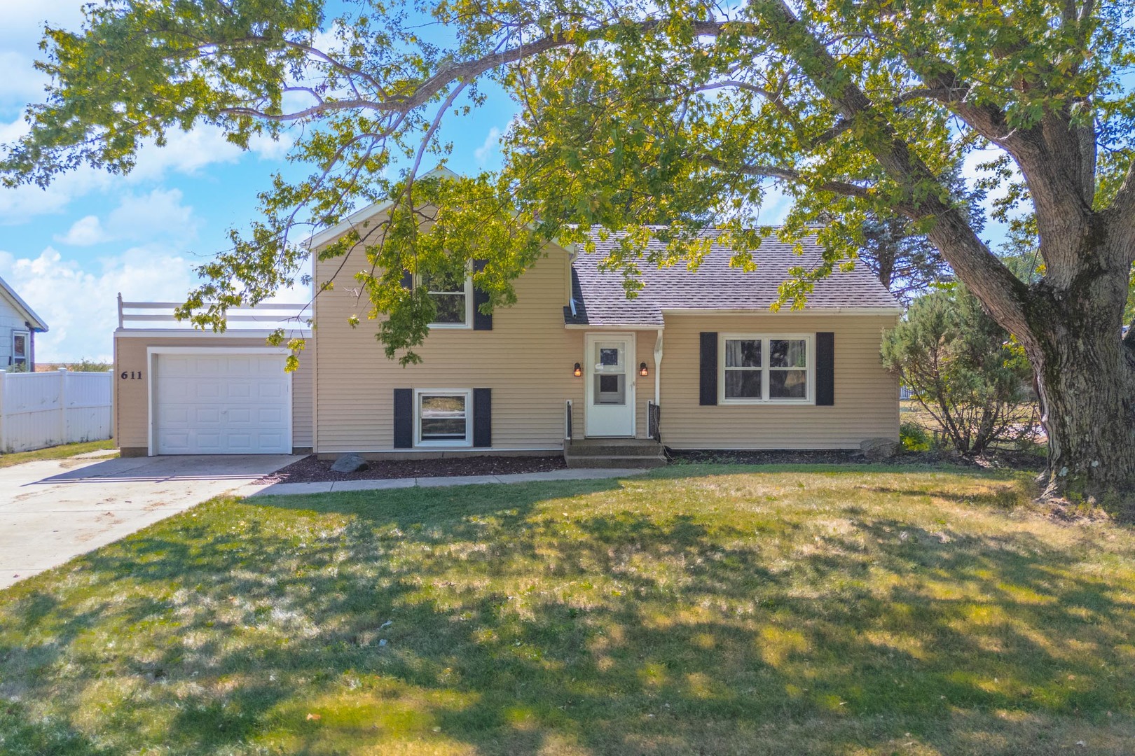 611 NE 2nd Street, Hopedale, IL 61747