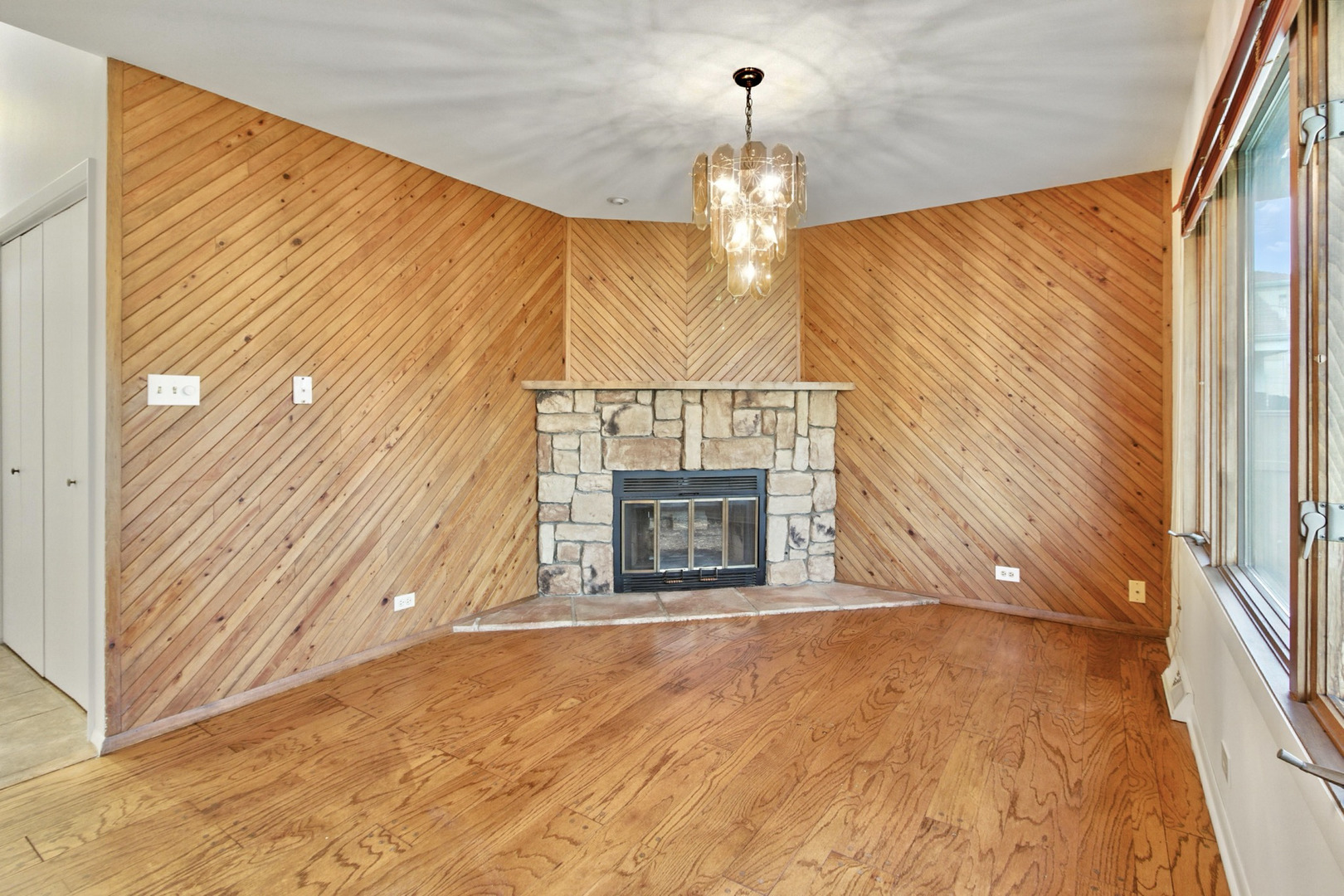 7215 Lyons Street, Morton Grove, IL 60053