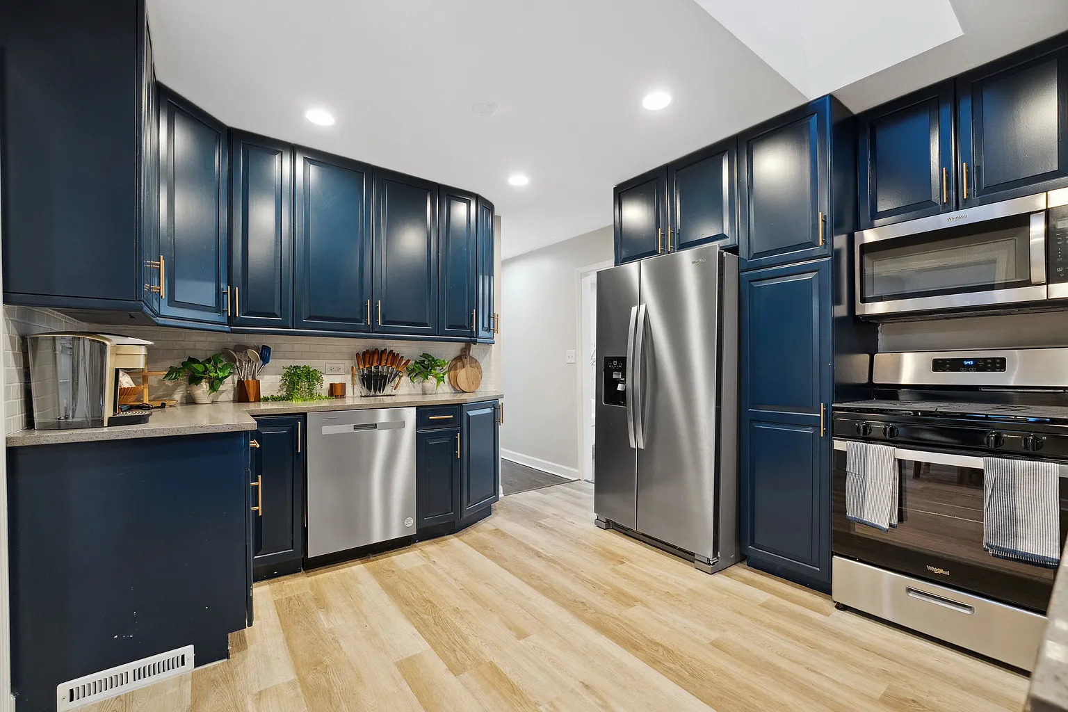 419 W Winthrop Avenue, Addison, IL 60101