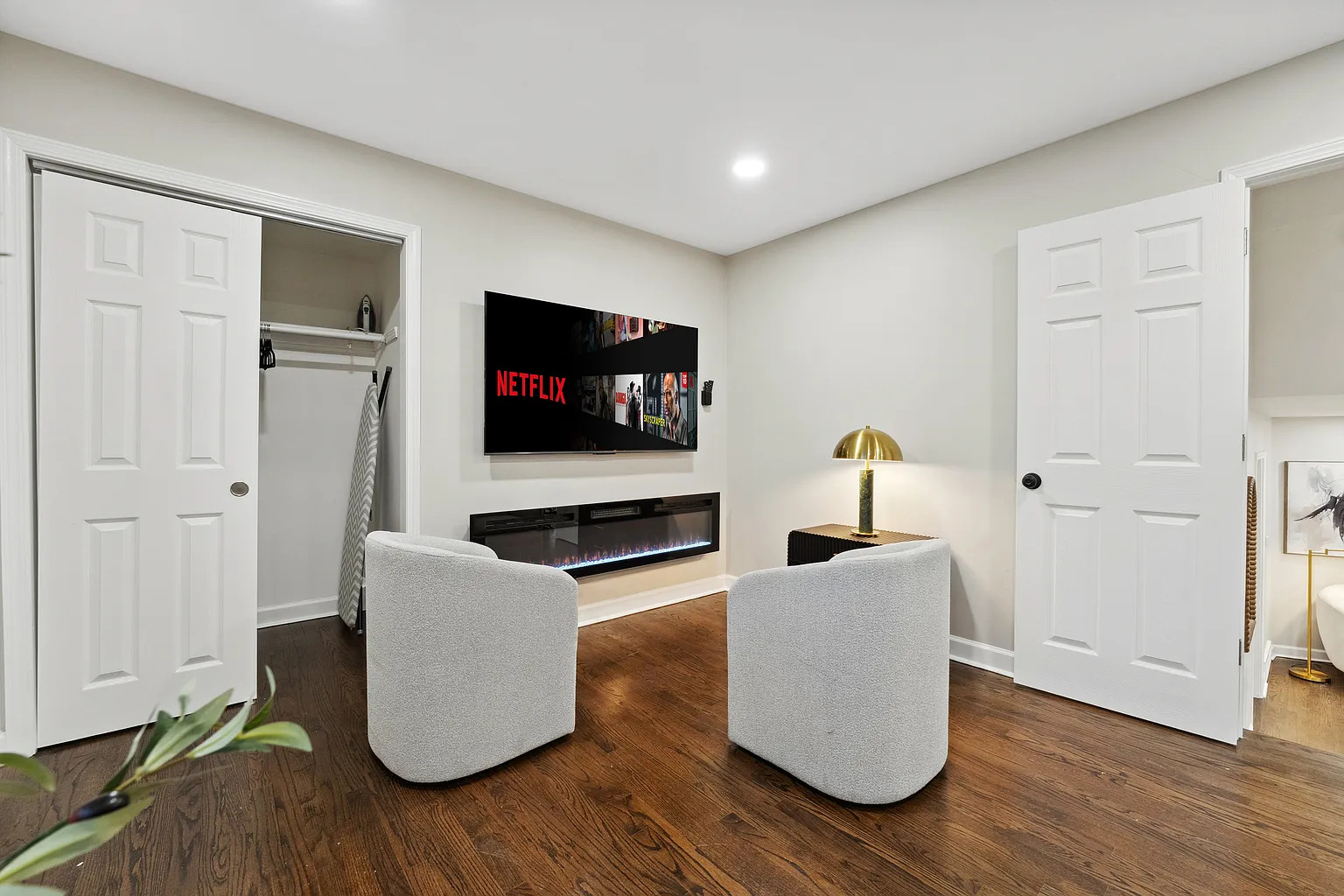 419 W Winthrop Avenue, Addison, IL 60101