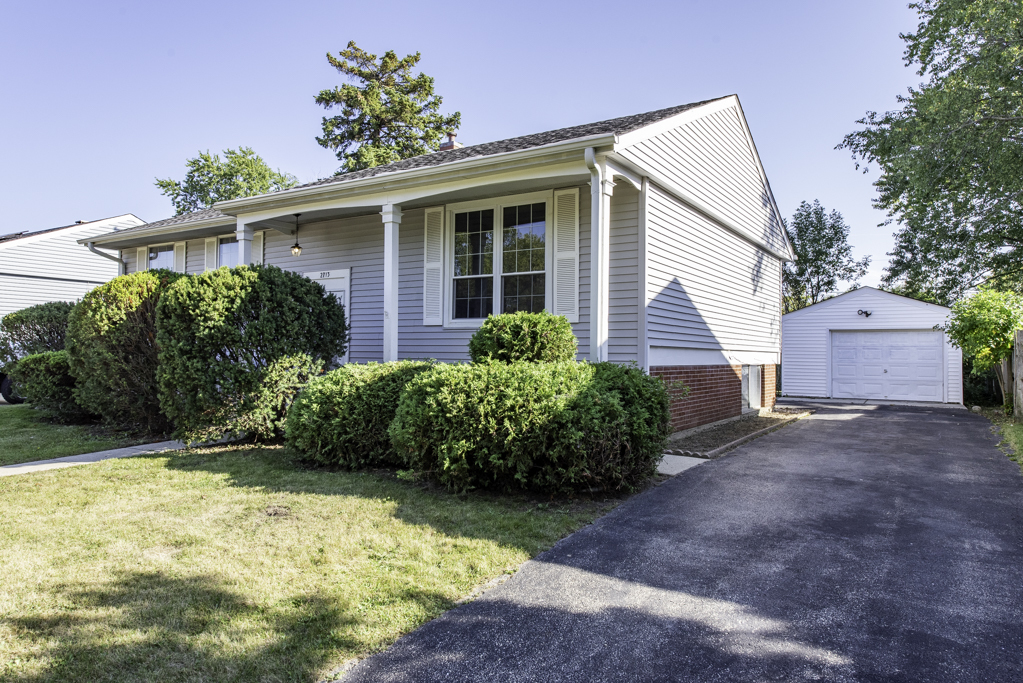 2713 W VERMONT Avenue, Waukegan, IL 60087