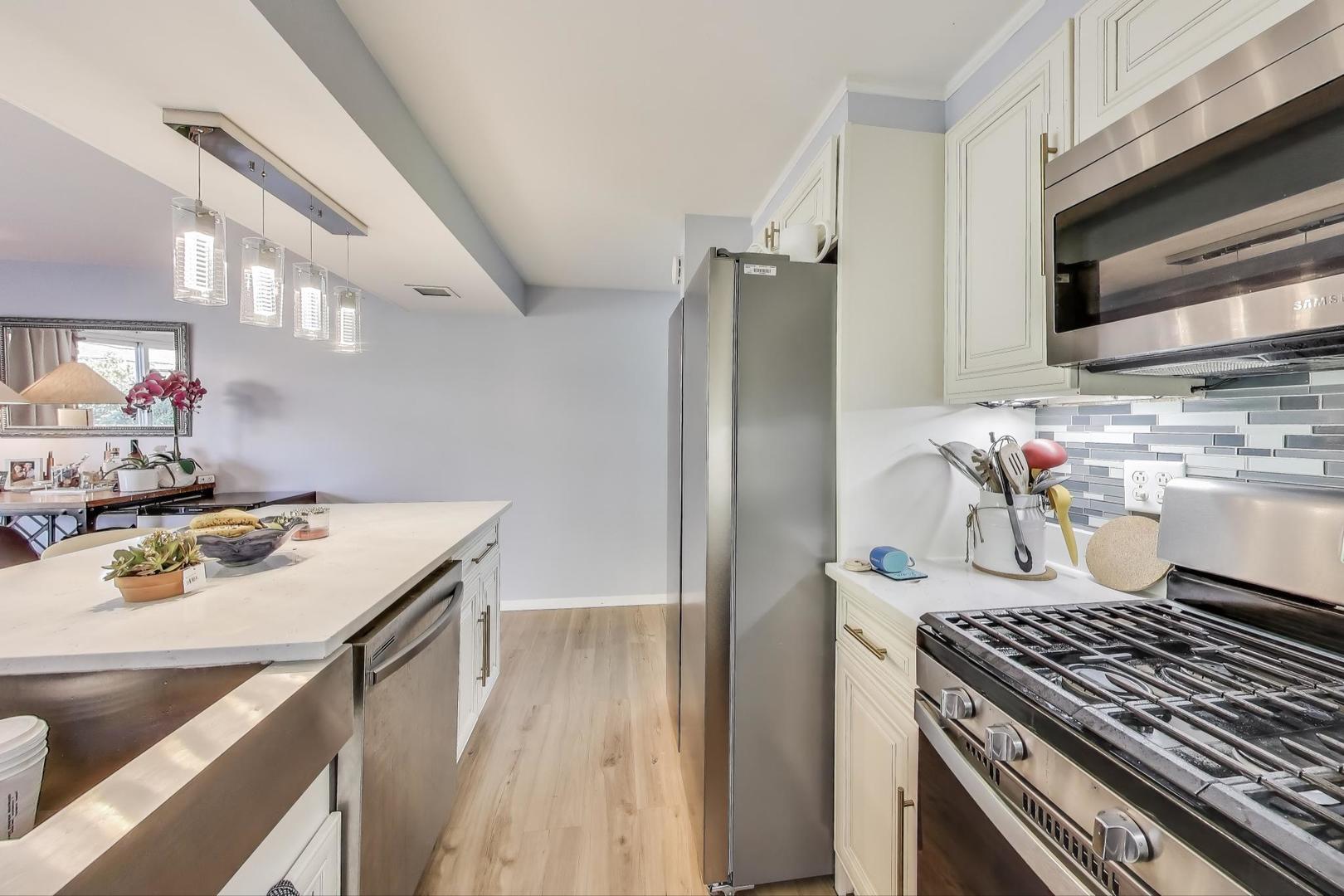 270 Crestwood Village, Northfield, IL 60093