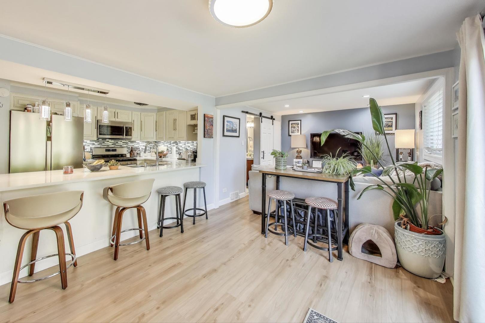 270 Crestwood Village, Northfield, IL 60093