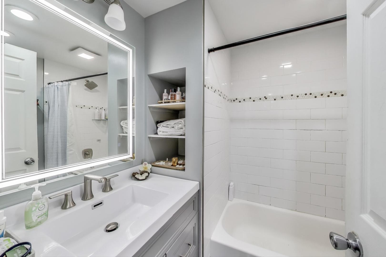 270 Crestwood Village, Northfield, IL 60093