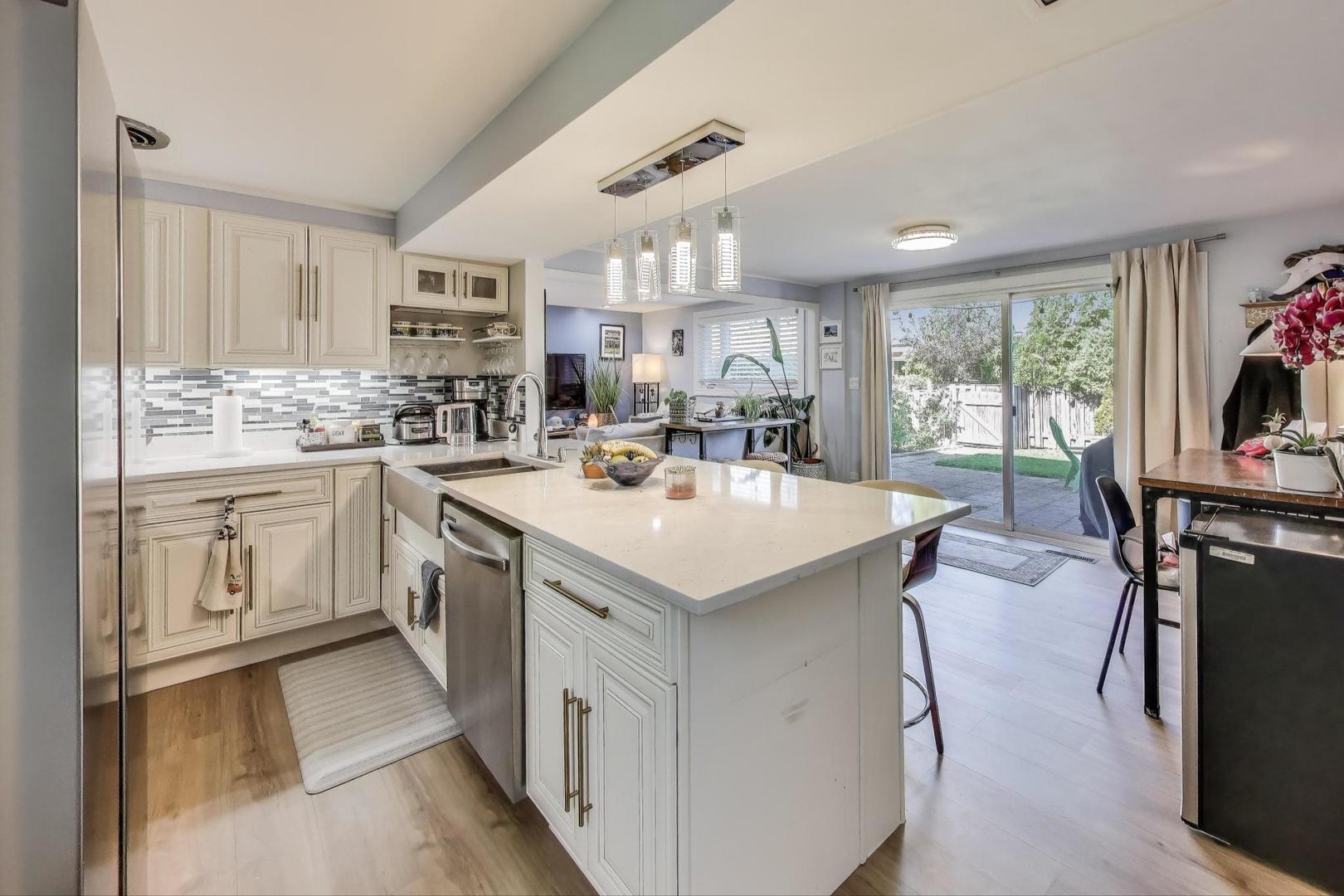 270 Crestwood Village, Northfield, IL 60093