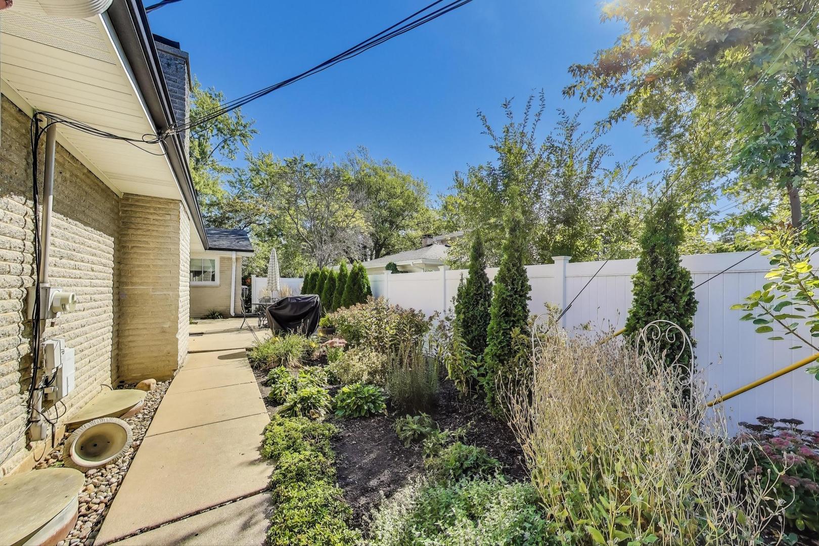 535 King Lane, Des Plaines, IL 60016
