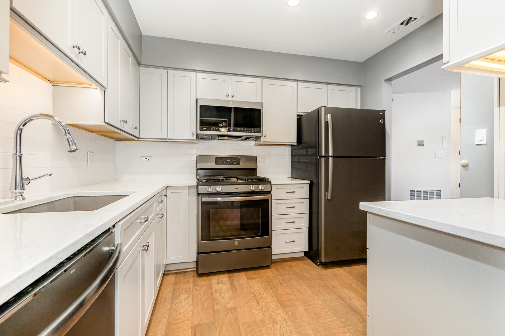 875 Farnham Lane #D, Wheaton, IL 60189