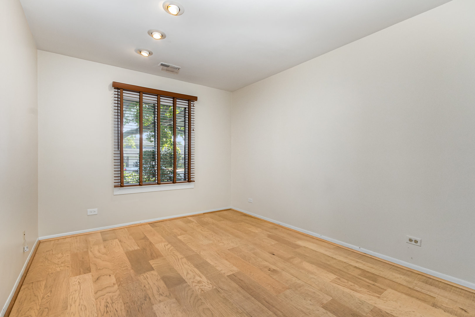 875 Farnham Lane #D, Wheaton, IL 60189