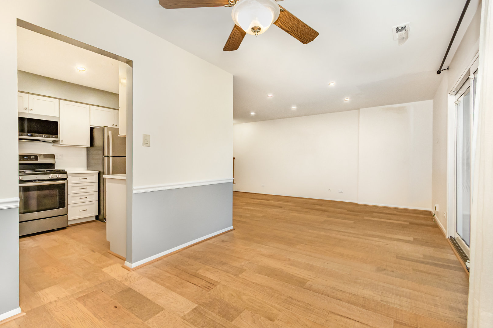 875 Farnham Lane #D, Wheaton, IL 60189