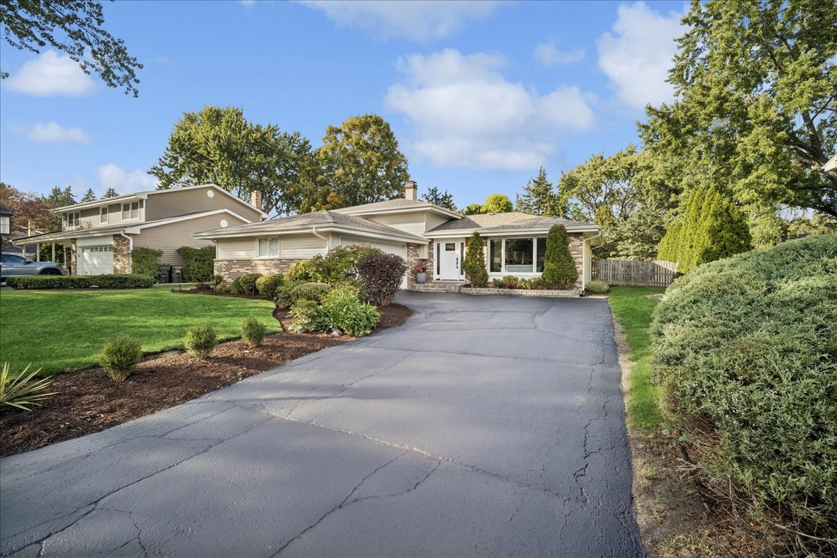 564 E PRINCETON Street, Palatine, IL 60074