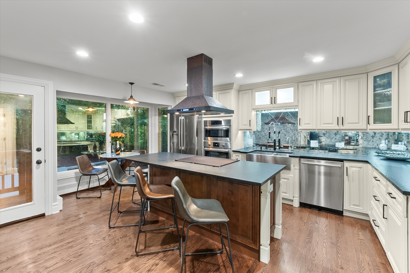 11905 S Lakewood Avenue, Palos Park, IL 60464