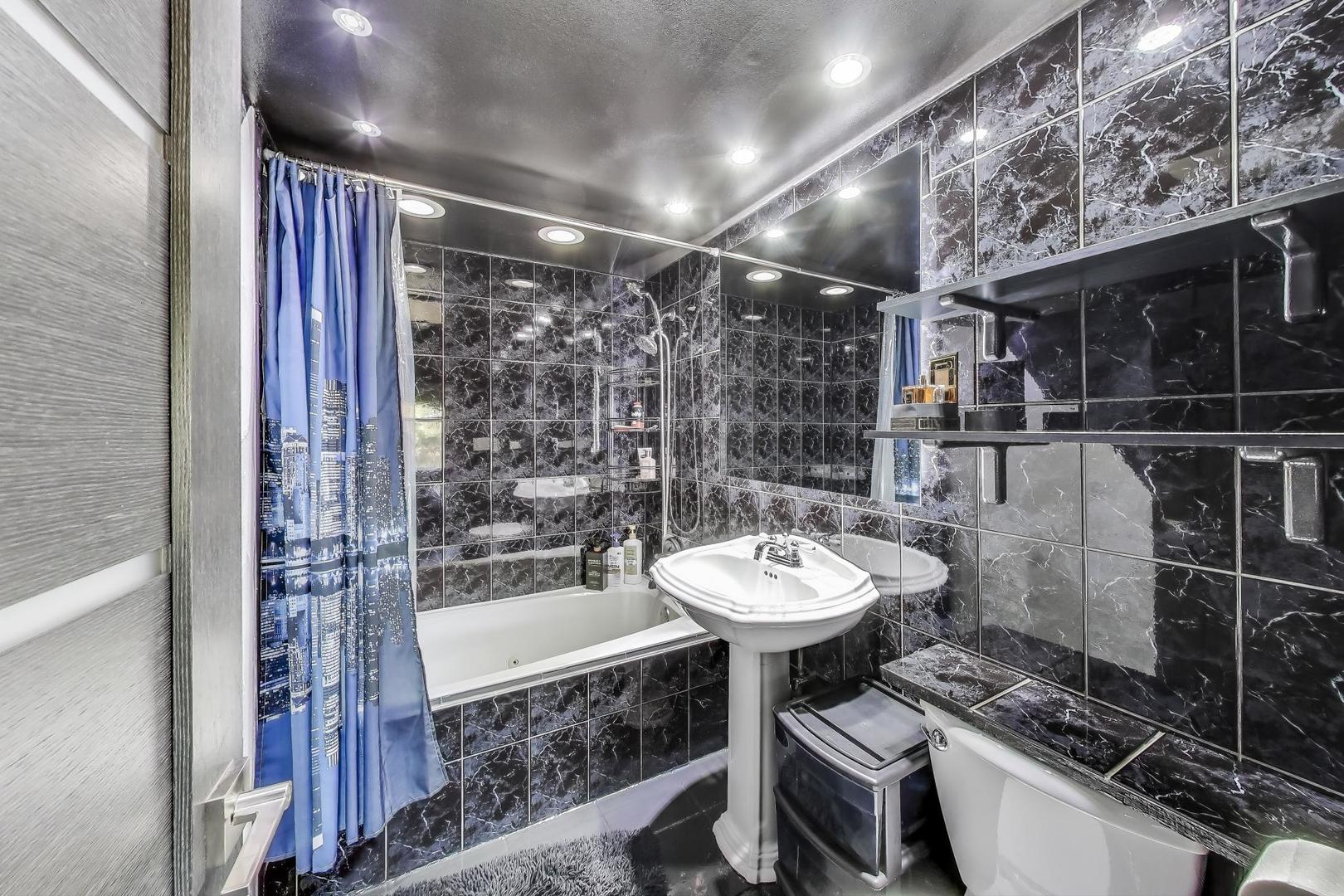 841 N York Street #332, Elmhurst, IL 60126