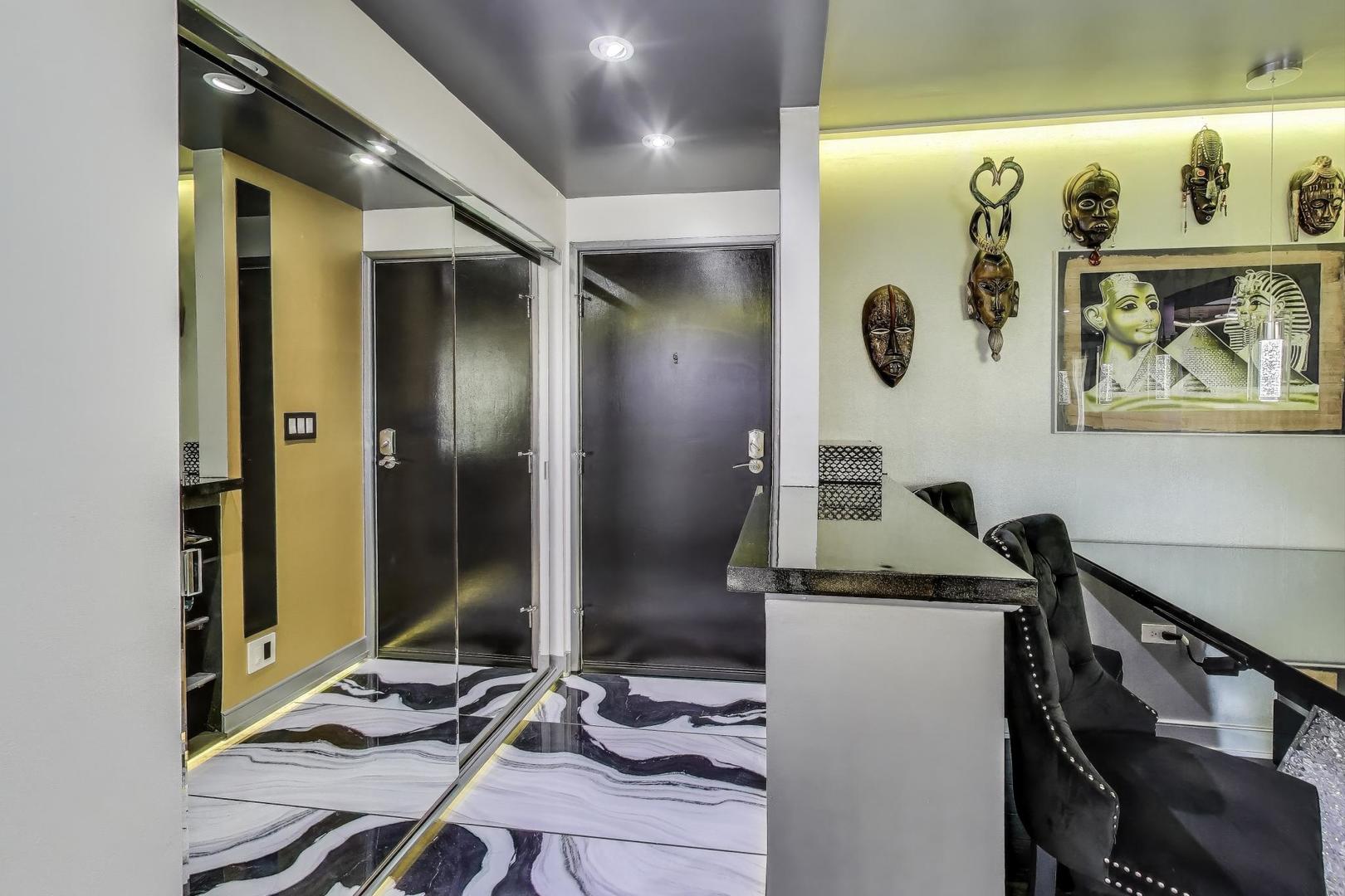 841 N York Street #332, Elmhurst, IL 60126