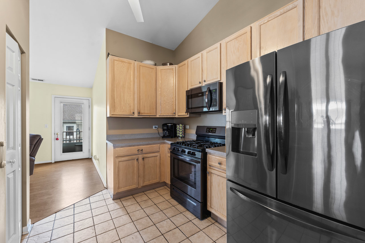 2885 Falling Waters Drive, Lindenhurst, IL 60046