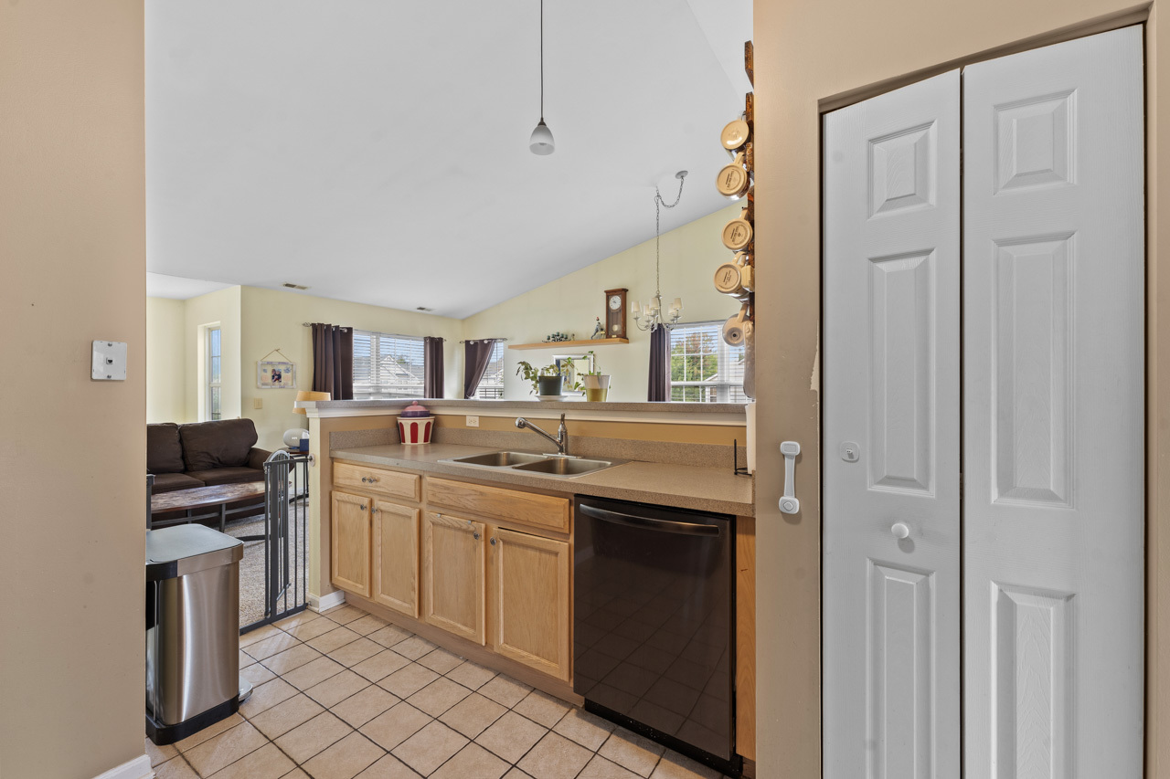 2885 Falling Waters Drive, Lindenhurst, IL 60046