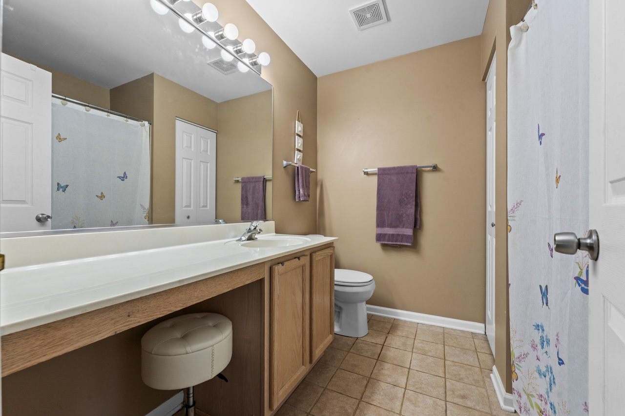 2885 Falling Waters Drive, Lindenhurst, IL 60046