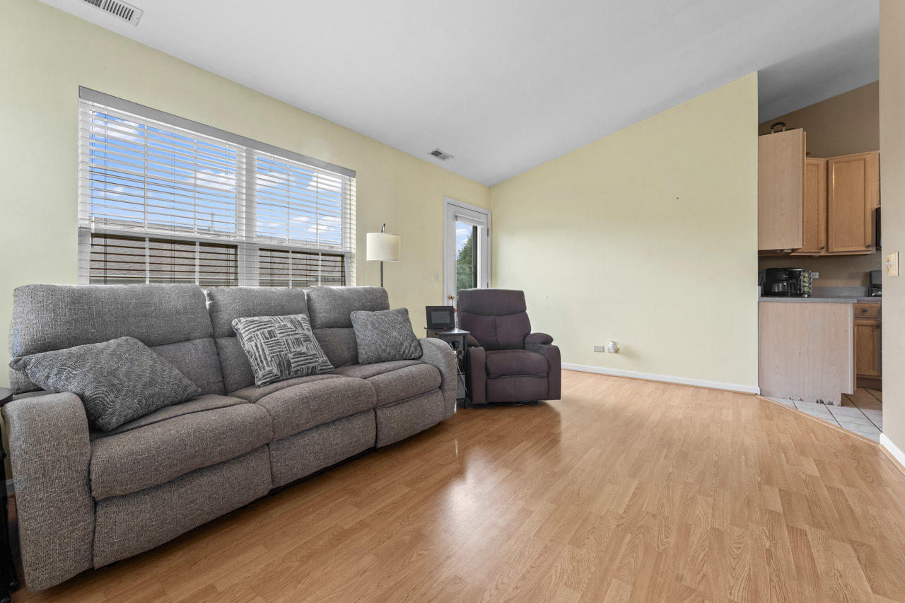 2885 Falling Waters Drive, Lindenhurst, IL 60046