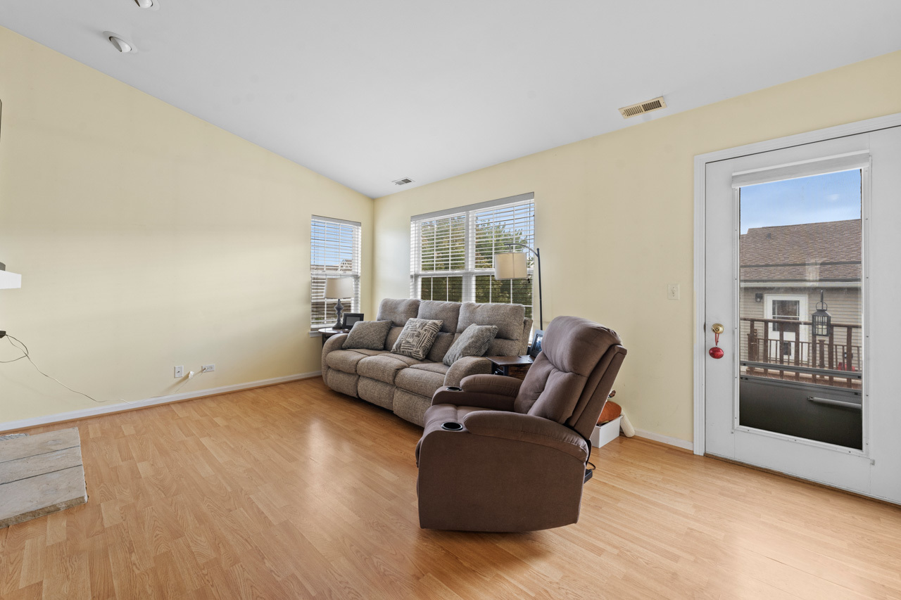 2885 Falling Waters Drive, Lindenhurst, IL 60046
