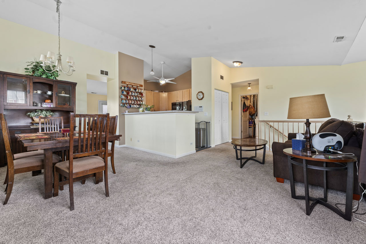 2885 Falling Waters Drive, Lindenhurst, IL 60046